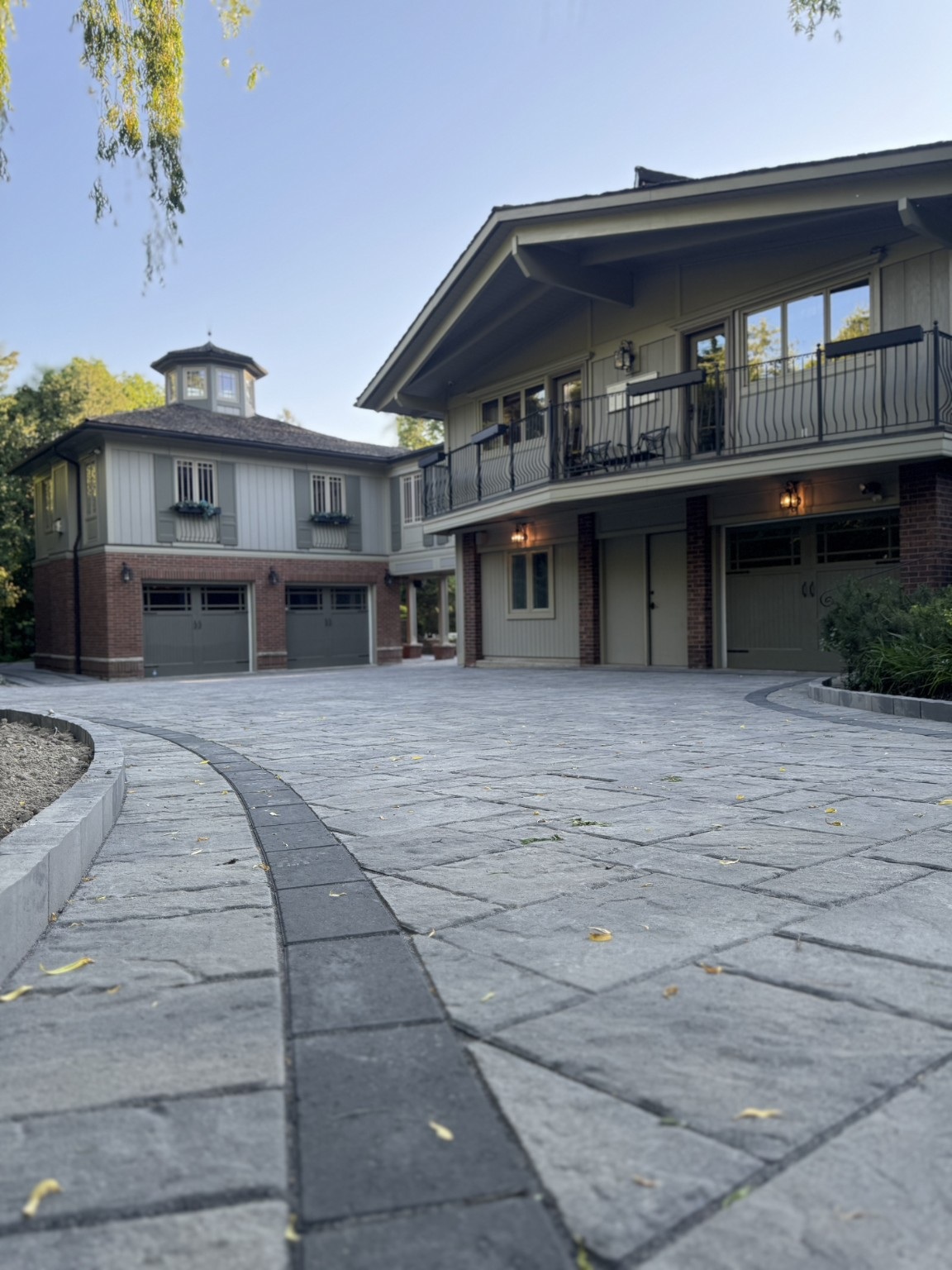 Sweeping estate driveway with dark border