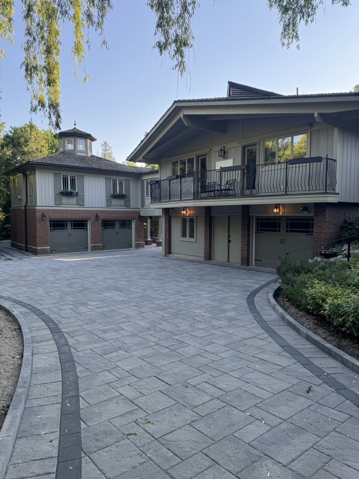 Halton Hills estate driveway and courtyard